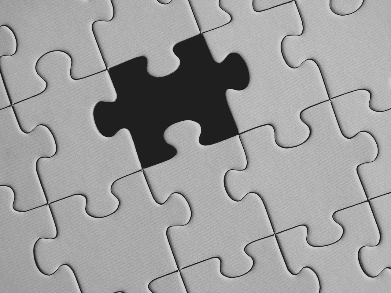 Pièces de puzzle avec une pièce manquante, symbole du vide laissé par la perte d'un jumeau et du deuil périnatal